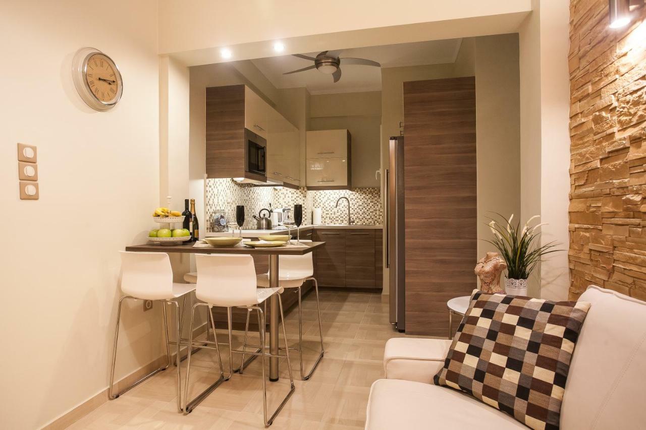 Pretty Rooms In Gold And Blue Apartment In Safe Central Area Atenas Exterior foto