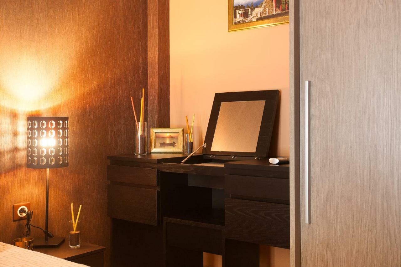 Pretty Rooms In Gold And Blue Apartment In Safe Central Area Atenas Exterior foto