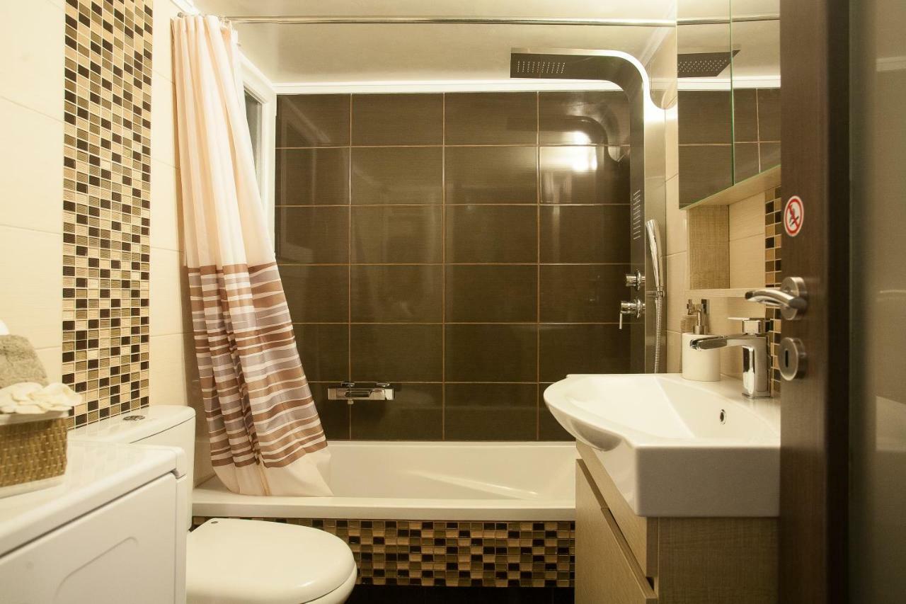 Pretty Rooms In Gold And Blue Apartment In Safe Central Area Atenas Exterior foto